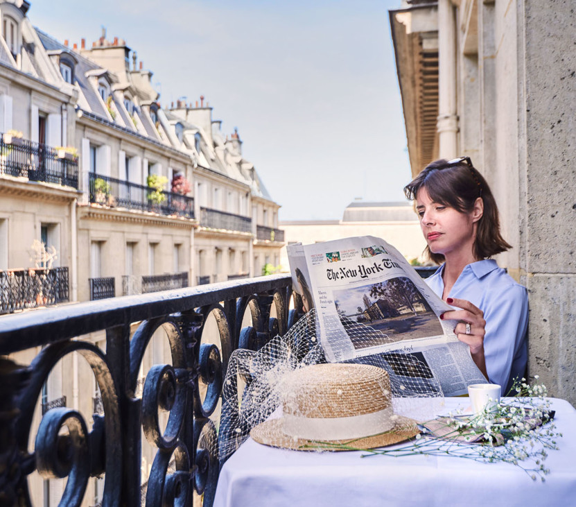 Femme sur un balcon - Hôtel Paris 6ème – Hôtel Sainte-Beuve